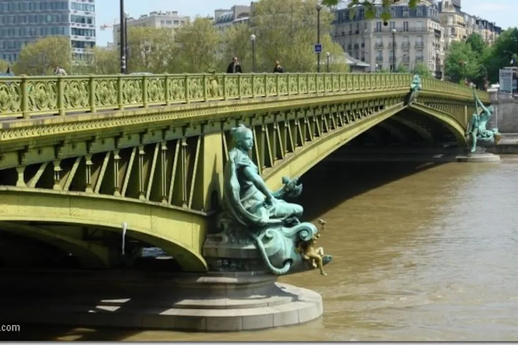 Mirabeau - View Seine & Tour Eiffel パリ